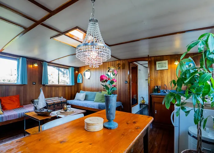 Boat 'Opoe Sientje' Bed and Breakfast Nijmegen